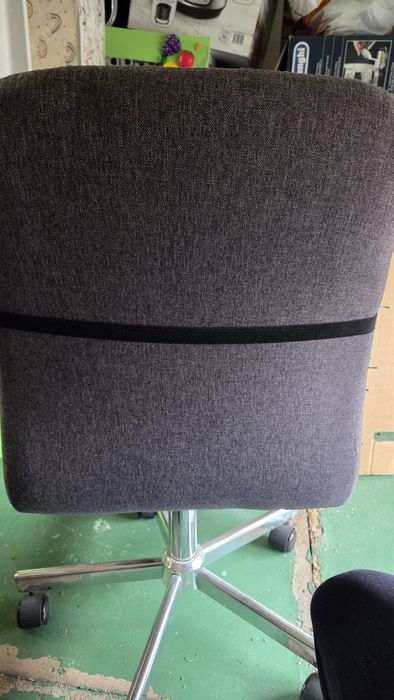 Офис стол Jysk с колела