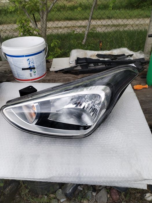 Продавам ляв фар за Hyundai i20