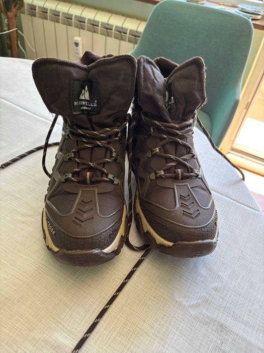 Спортни високи обувки