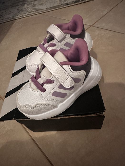 Vand adidasi fetita NOI!