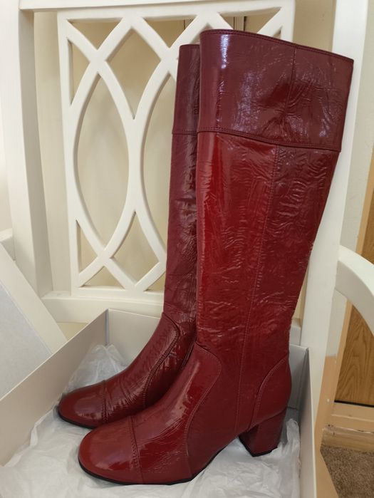 Новые красные лаковые сапоги