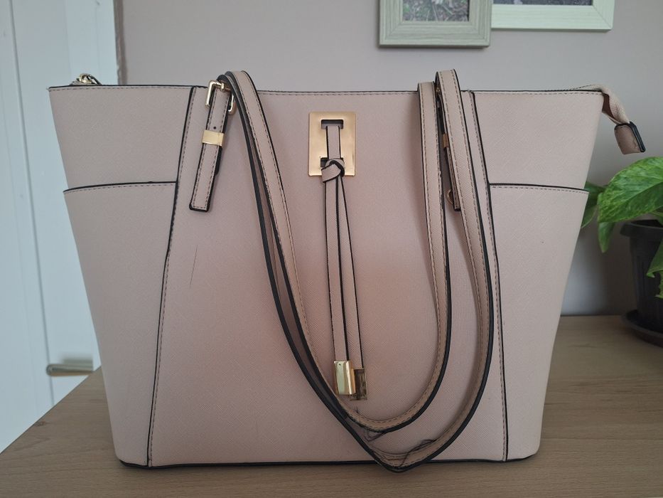 Продавам 2бр. Дамски чанти