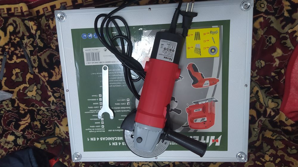 Vînd geanta de aluminiu cu scule