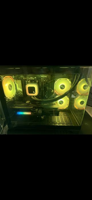 Мощен геймърски настолен компютър RX 9070 XT Ryzen 7 9800X3D 32 GB RAM DDR5 6000MHz 1 TB SSD PCIe 5.0