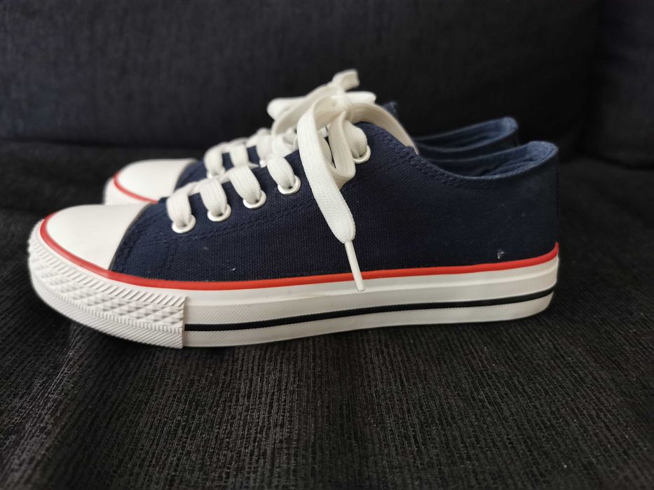 Нови тъмно сини кецове