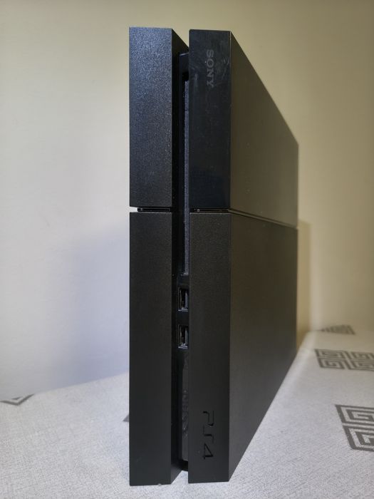 Bundle PS4 1TB + 3 Jocuri  Recondiționat, gata de joc