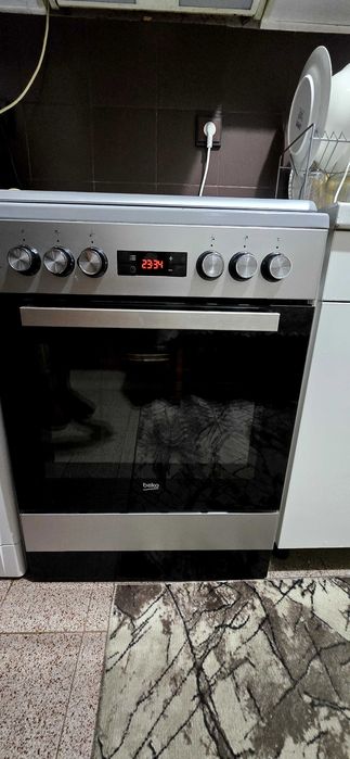 Продавам комбинирана готварска печка Beko FSE 64320 DS