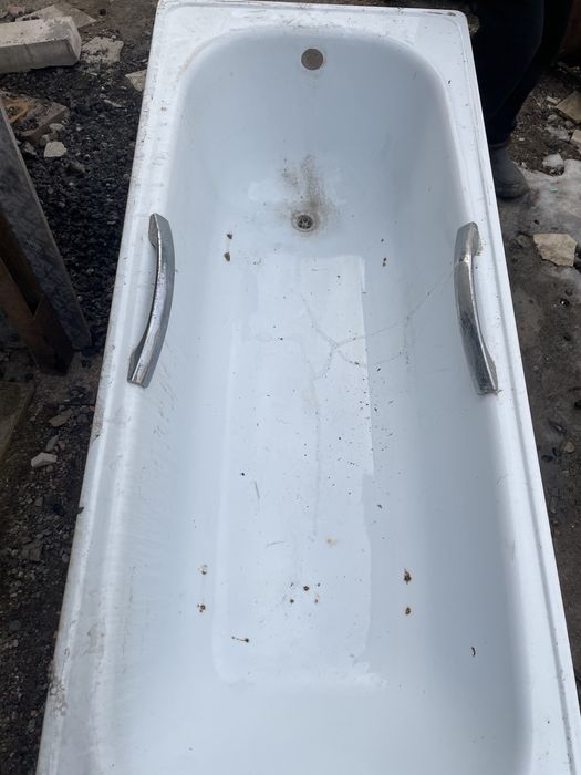 Продаю ванну белый