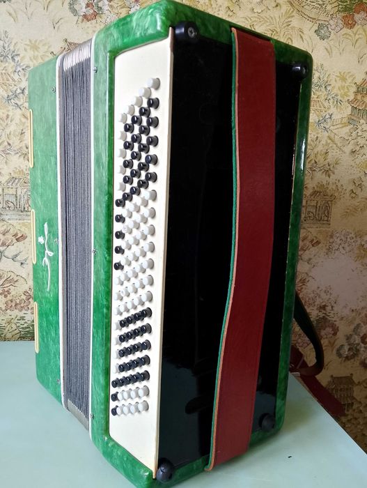 Продам баян Эра .