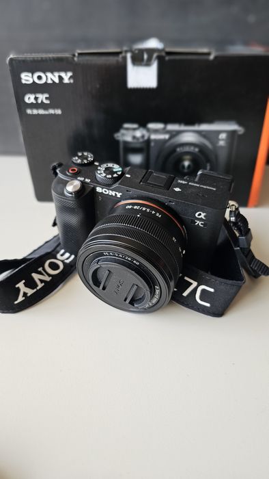 Vand Sony A7C + kit 28-60mm – full-frame 

Des