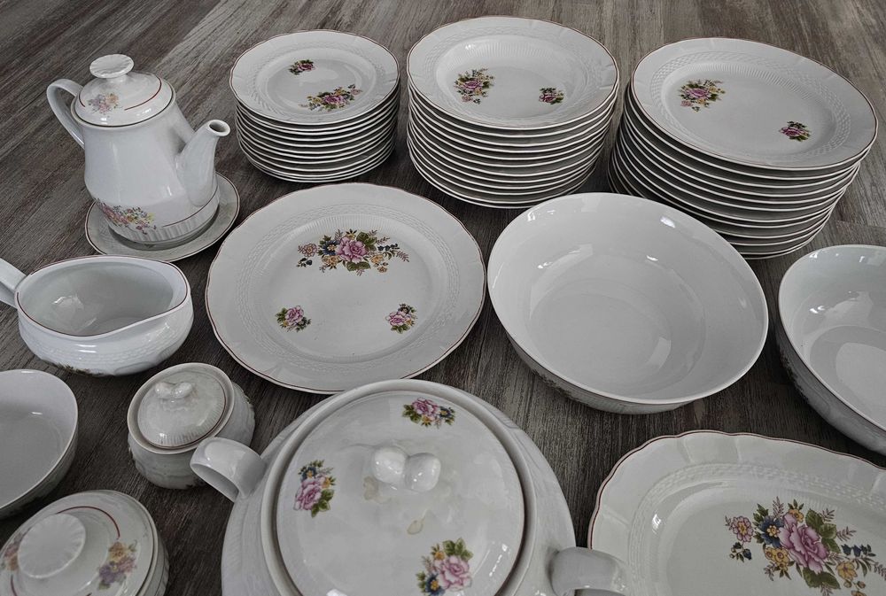 Set complet de veselă din porțelan - model clasic cu flori