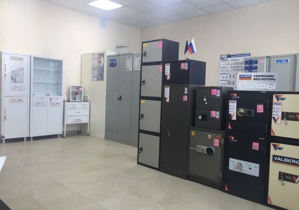 Стеллаж,  шкаф, верстак.