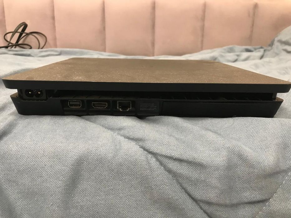 PS 4 slim в отличном состояний.