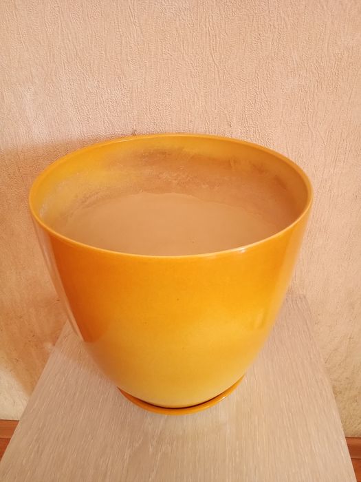 Горшки глиняные для цветов. Большие , красивые .