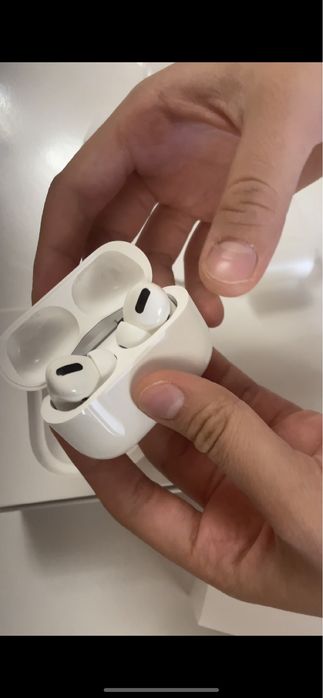 СРОЧНО Продам airpods pro with lightning белый