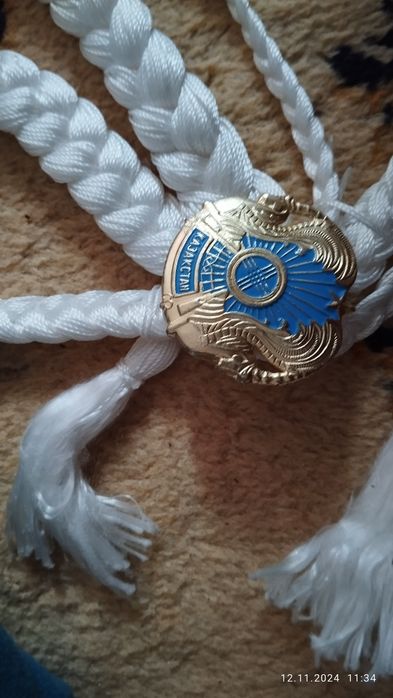 Продам аксельбант и берет