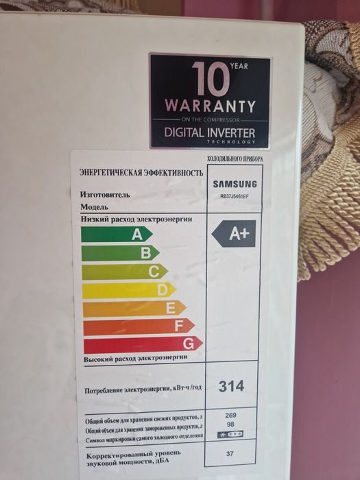 Samsung RB37J5461EF оснащен инверторным компрессором