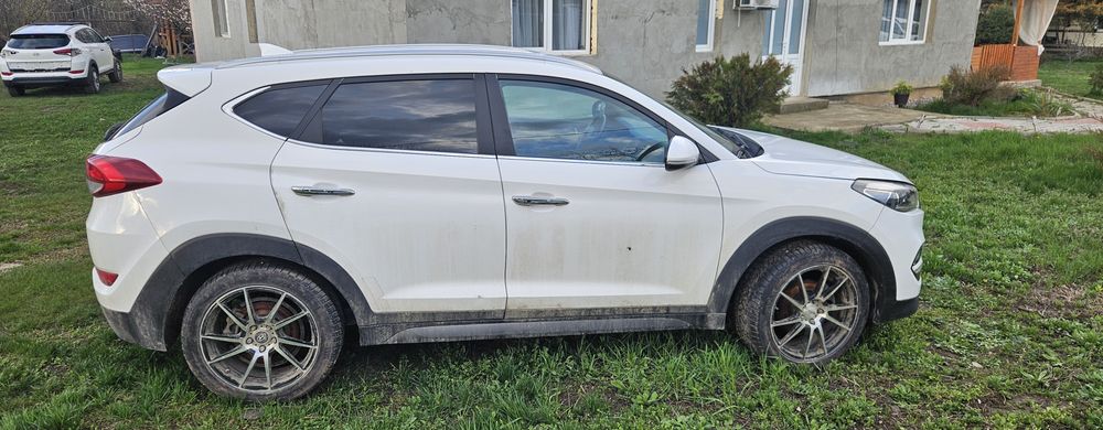 Hyundai tucson avariat ,motor stricat
