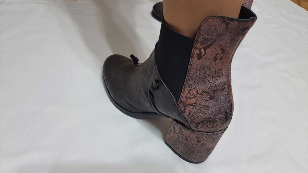 Botine envogue full piele de la PAPUCEI marimea 39, zero km