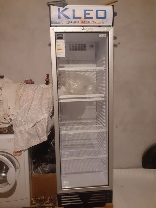 Vitrinniy xolodilnik