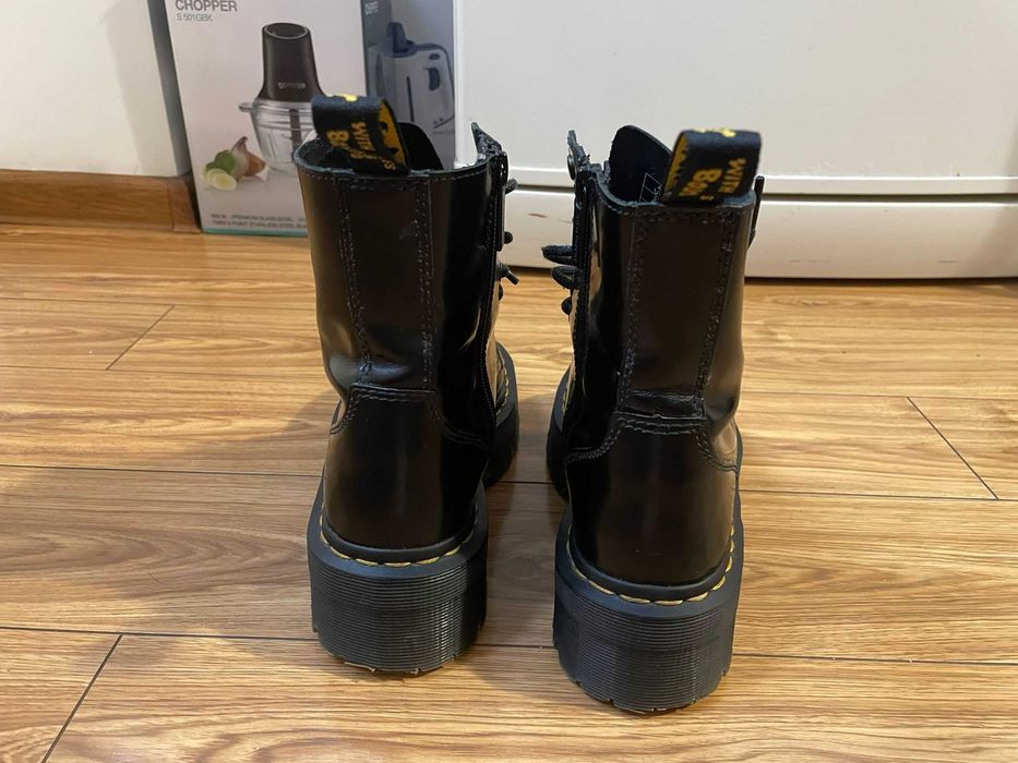 Bocanci Dr Martens cu talpa inalta marimea 37