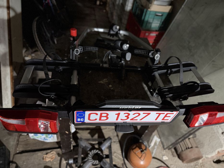 Продава се стойка за две колела закрепваща се за теглича