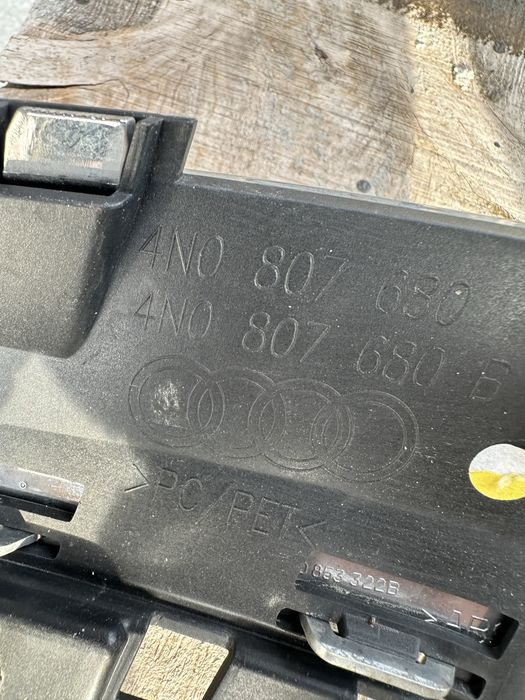 Audi A8 D5 Оригинална дясна решетка