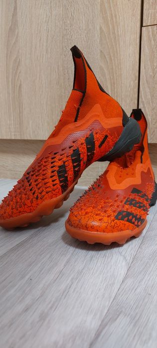 Продам детскую футбольную обувь