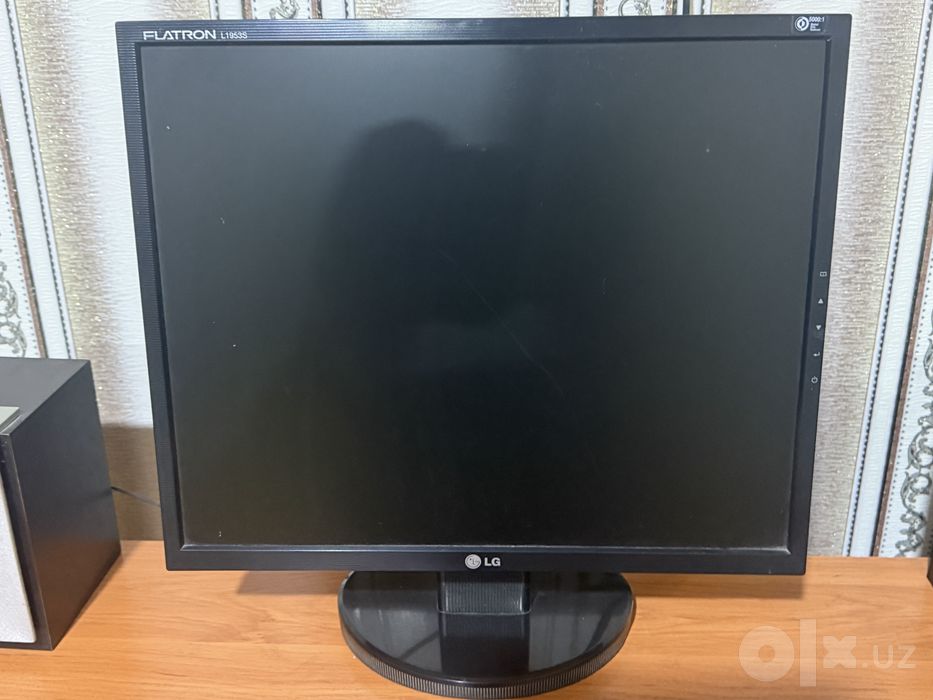 Kompyuter kompyuterniy stol mebel kolonka printer kserokopiya