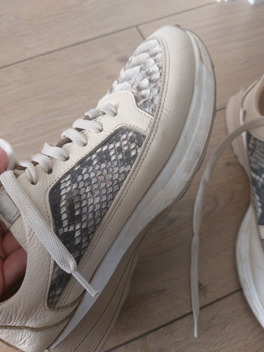 Кожаные кроссовки