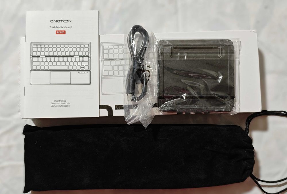 Луксозна сгъваема Bluetooth клавиатура OMOTON с тъчпад. QWERTZ layout