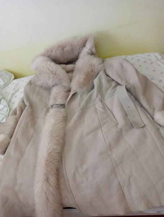 Vând haine blană naturală.