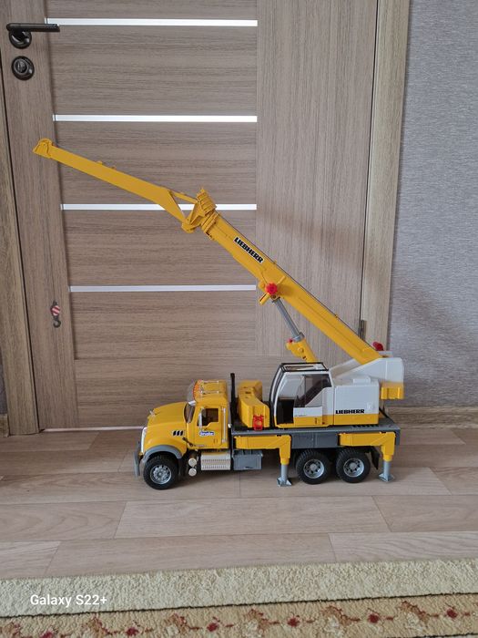 Машинка кран    liebherr