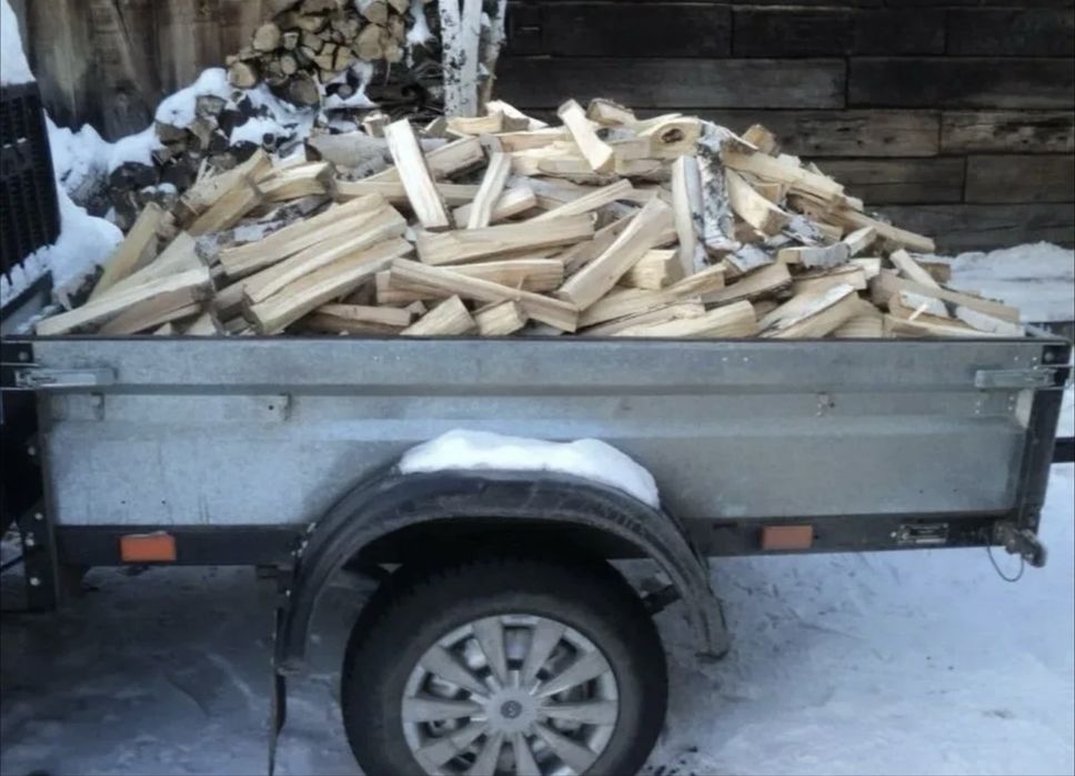Дрова в прицепе, дрова в мешках, уголь