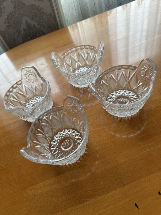 Столовый сервиз и хрустальные вазы