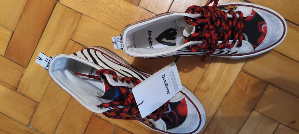 DESIGUAL High-top sneakers with animal print
High-top sneakers with animal print
