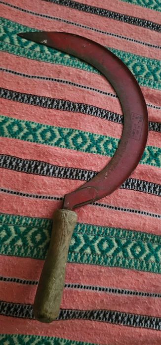 secera unealta comunista vopsita in rosu