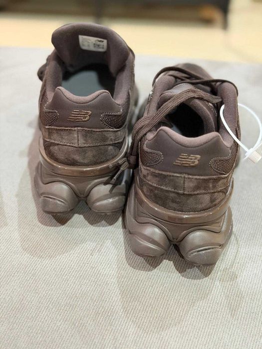 Vand adidasi Sneakers New Balance 9060 maro, mărimea 43, noi nepurtați, in cutie