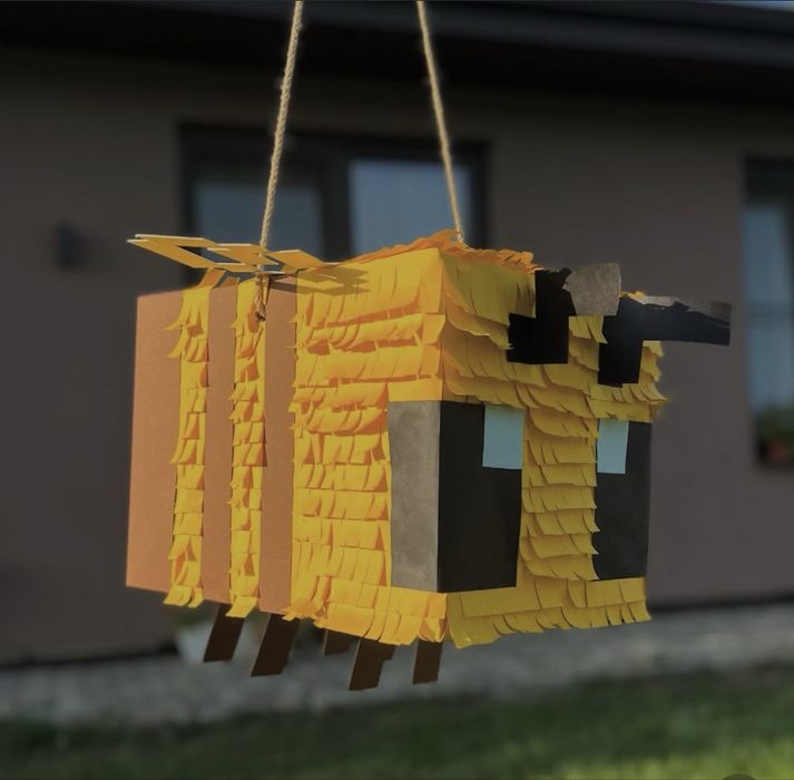 Пинята на Minecraft пчеличка