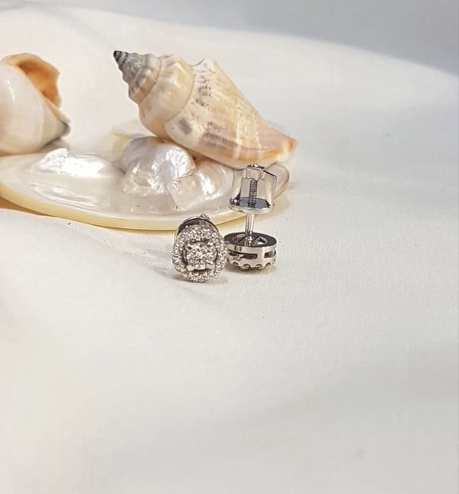 Серьги пусеты 750 пробы с бриллиантами