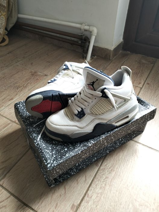 Vand Air Jordan 4 Midnight Navy.