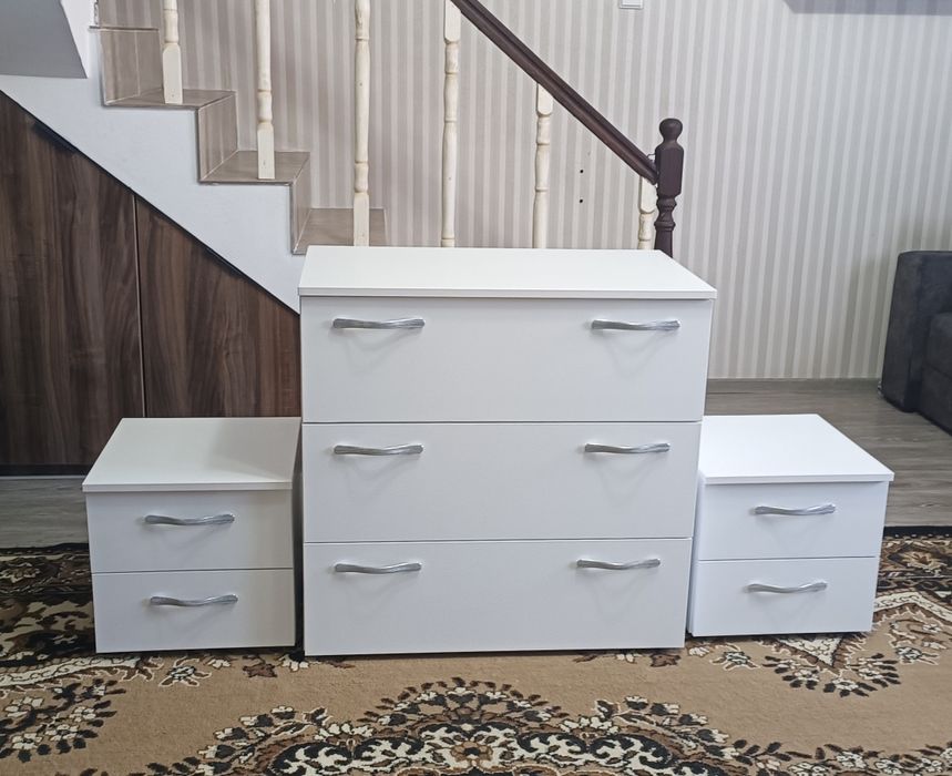 Comode și noptiere disponibile