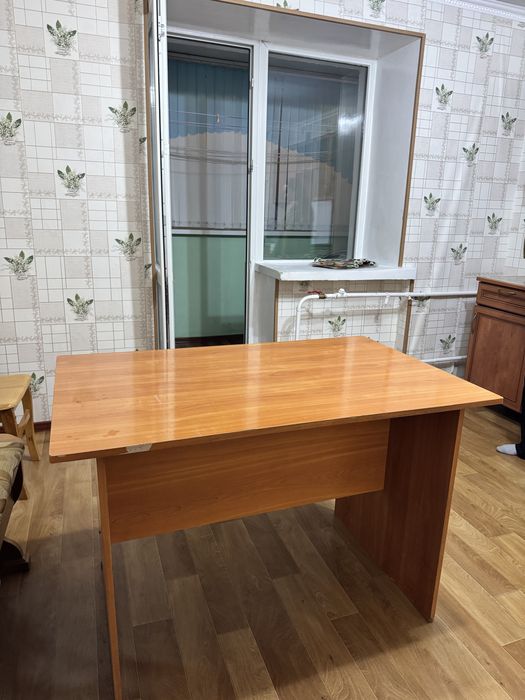 Кухонный стол и угловой диван
