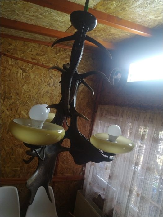 Ръчно изработен таванен полилей от 5 броя еленски рога. 
Нестандартен,