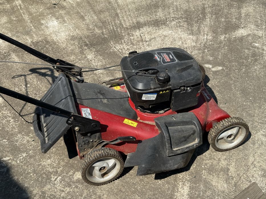 Mașină de tuns iarba marca YardPro, model YP53-625D, echipată cu un motor Briggs & Stratton de 190cc.