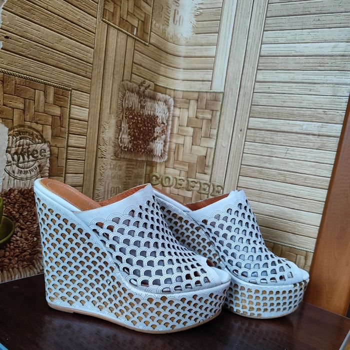 Продам Кожаные шлепки на платформе