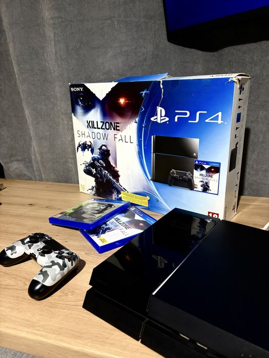 Перфектен PlayStation 4 (500GB) + Лимитиран камуфлажен джойстик + 2 игри
