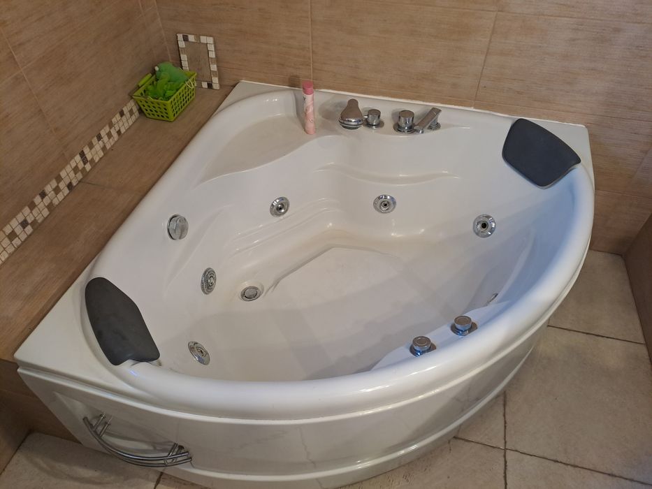 Vand vana de colt cu hidromasaj sí cabina de dus cu hidromasaj .