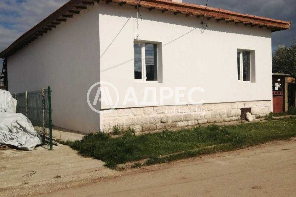 Продава се къща с двор в с. Беловец