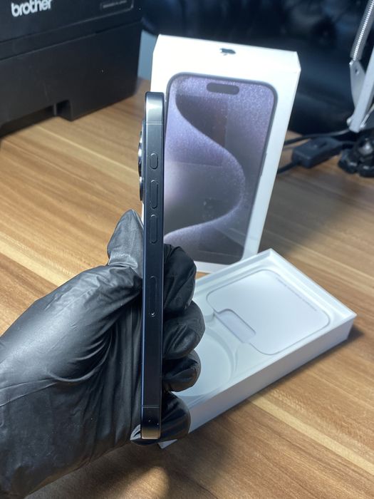 iPhone 15 Pro• 256 GB • Black Titanium